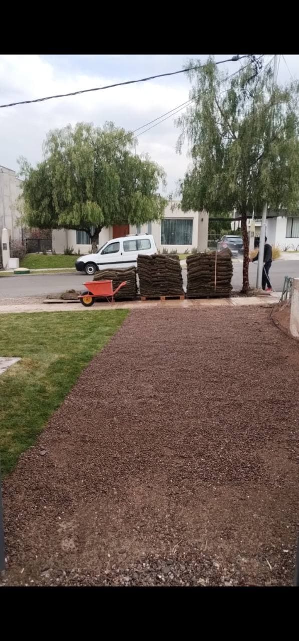 base preparada y panes de césped listos para instalación