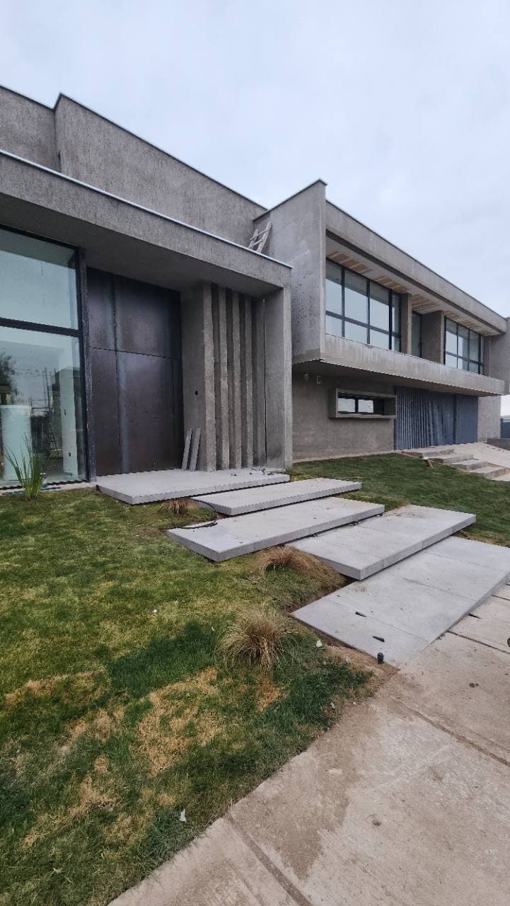 casa moderna en Mendoza con césped natural instalado y terminaciones de exterior